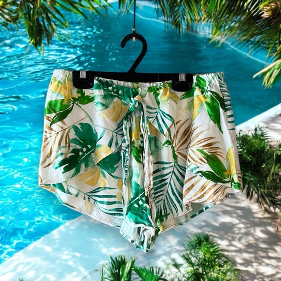 Gianni Bini White with Green/Yellow/Brown Tropical Print Shorts - Picture 14 of 15